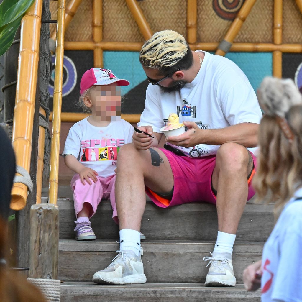 Shia LeBeouf mit Tochter Isabel im Disneyland, Mai 2024