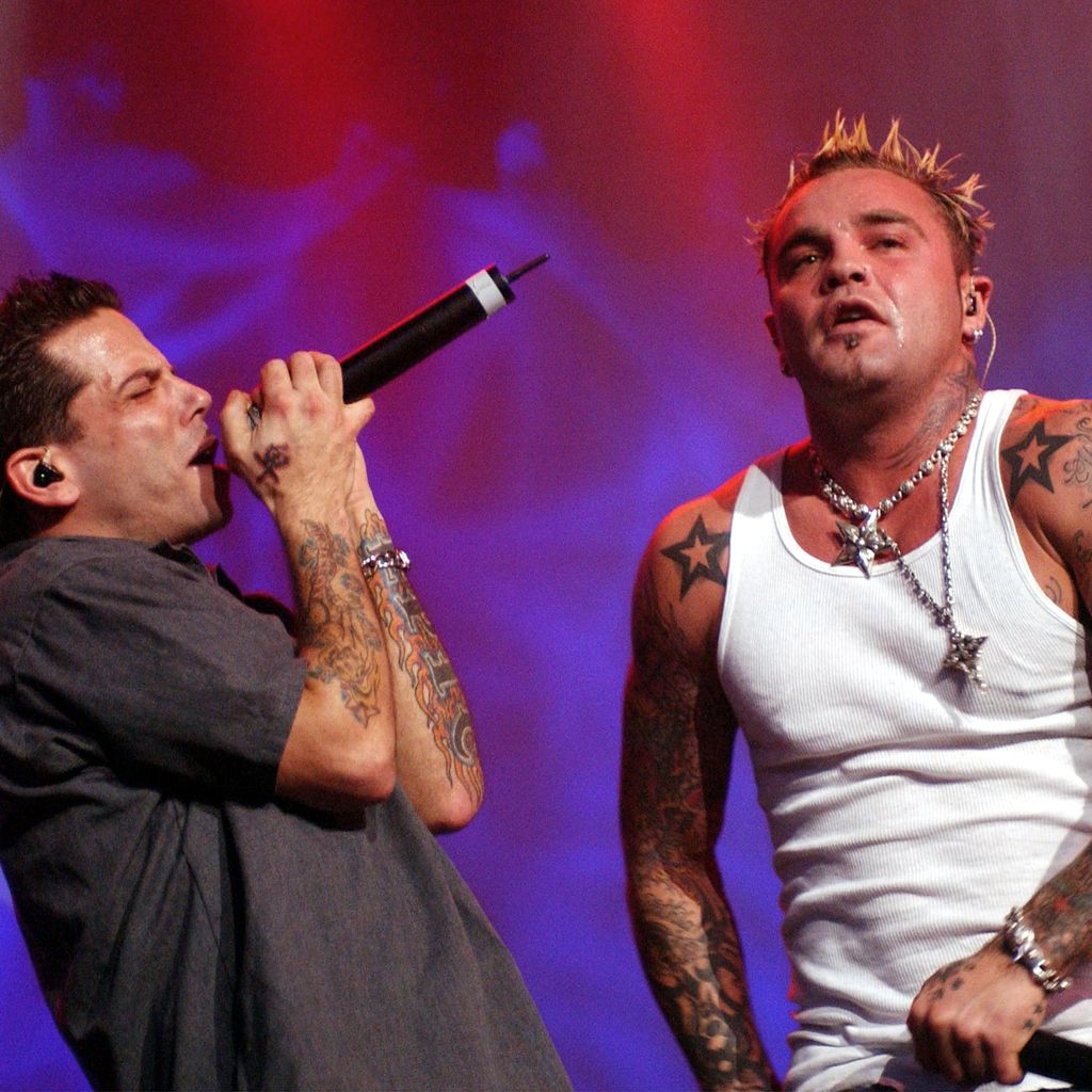 Shifty Shellshock (r.) mit Crazy Town im Oktober 2001