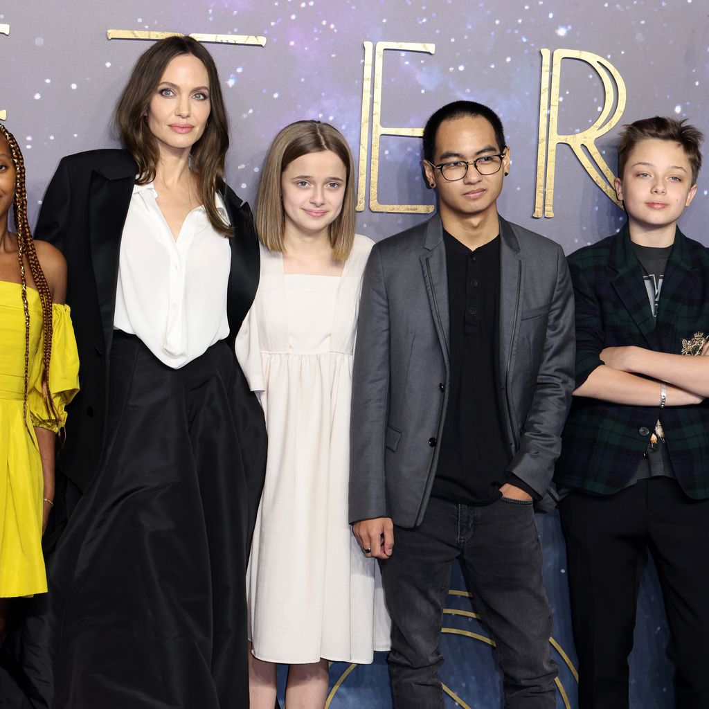 Angelina Jolie mit fünf von ihren sechs Kindern im Oktober 2021
