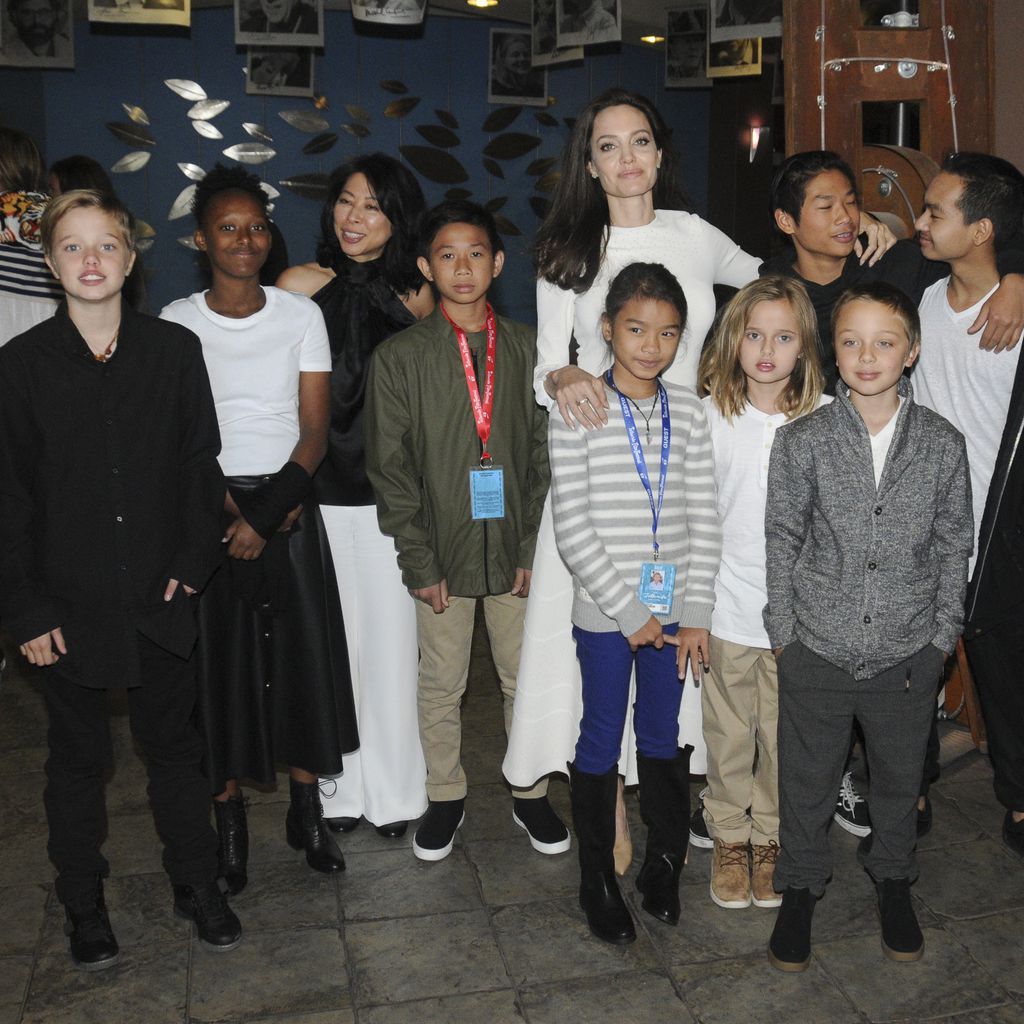 Angelina Jolie mit ihren Kindern Shiloh, Zahara, Vivienne, Pax, Knox und Maddox Jolie-Pitt