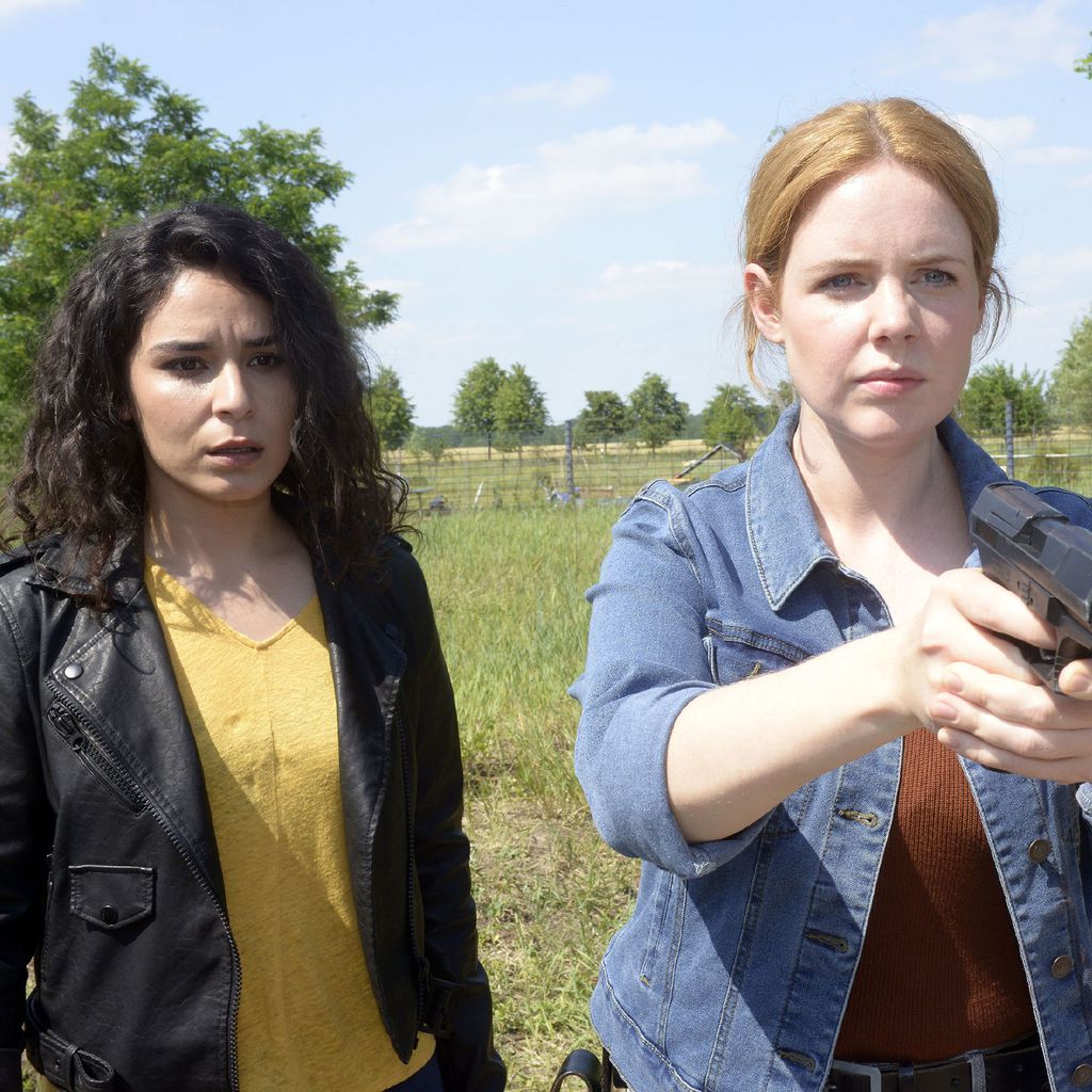 Shirin (Gamze Senol) und Toni (Olivia Marei) bei "Gute Zeiten, schlechte Zeiten"