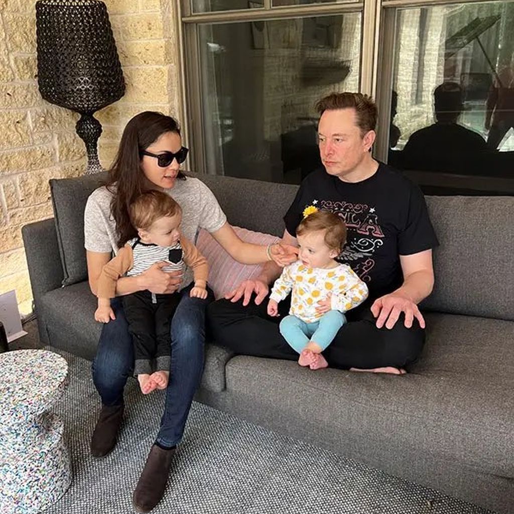 Shivon Zilis und Elon Musk mit ihren Zwillingen Strider und Azure