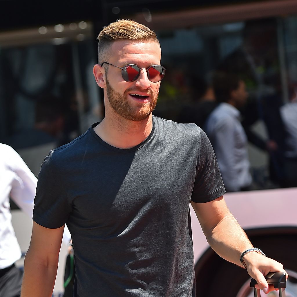 Shkodran Mustafi vor der EM 2016 am Flughafen