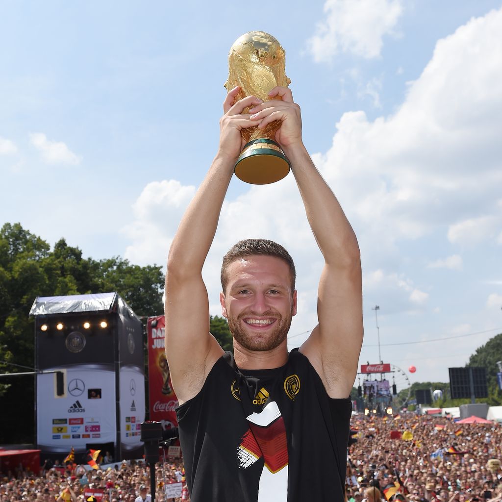 Shkodran Mustafi mit dem WM-Pokal