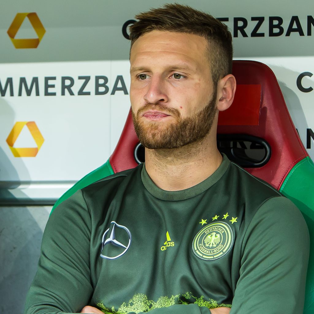 Shkodran Mustafi sitzt auf der Ersatzbank