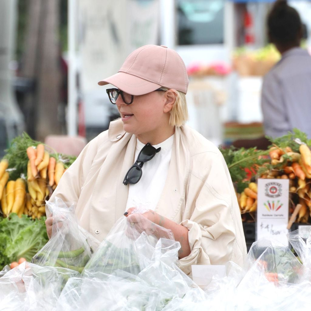 Sia beim Bummel über den Studio City Farmers Market in Los Angeles, 7. Juni 2026