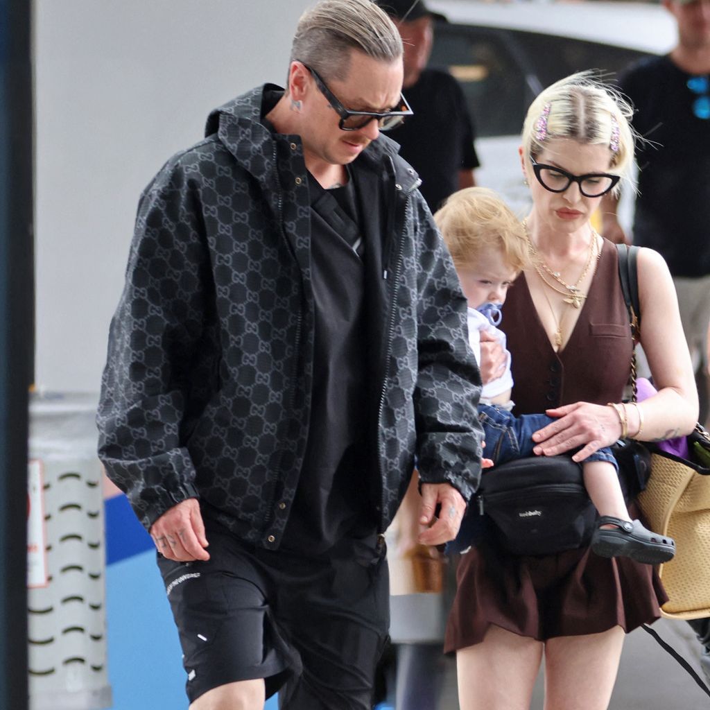 Sid Mason und Kelly Osbourne und ihr gemeinsamer Sohn im März 2025