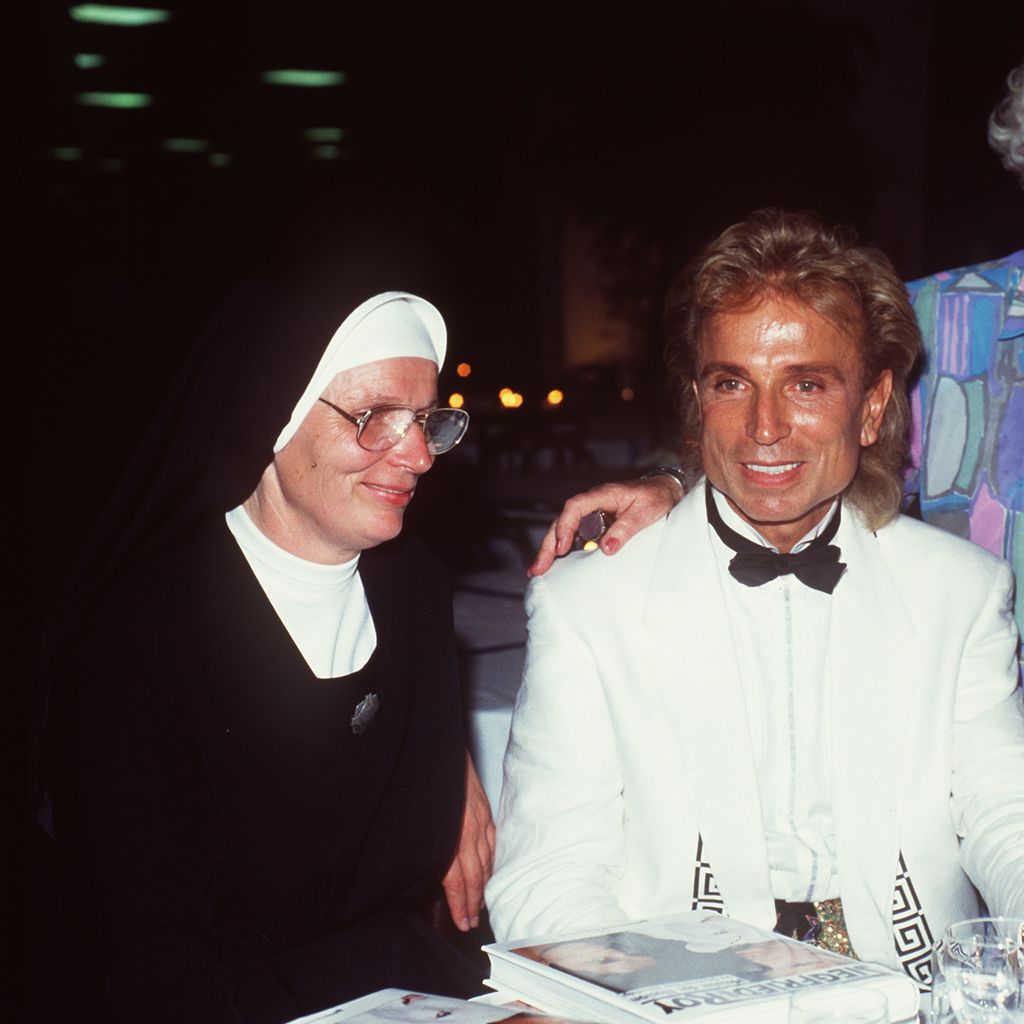 Siegfried Fischbacher mit seiner Schwester Dolore, seiner Tante Barbara und seinem Bruder Marinus