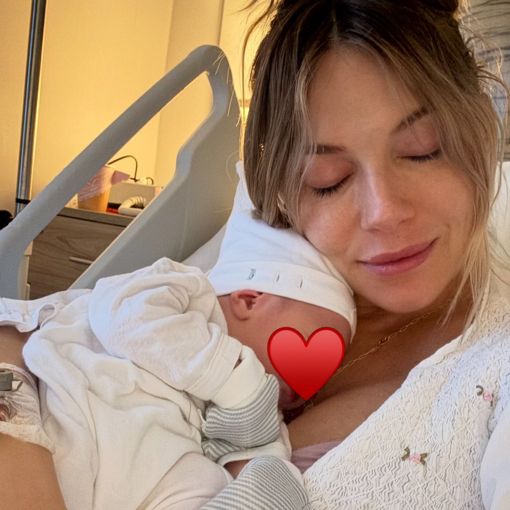 Schauspielerin Sienna Miller postet ein Bild von sich und ihrem dritten Baby, Juli 2026.