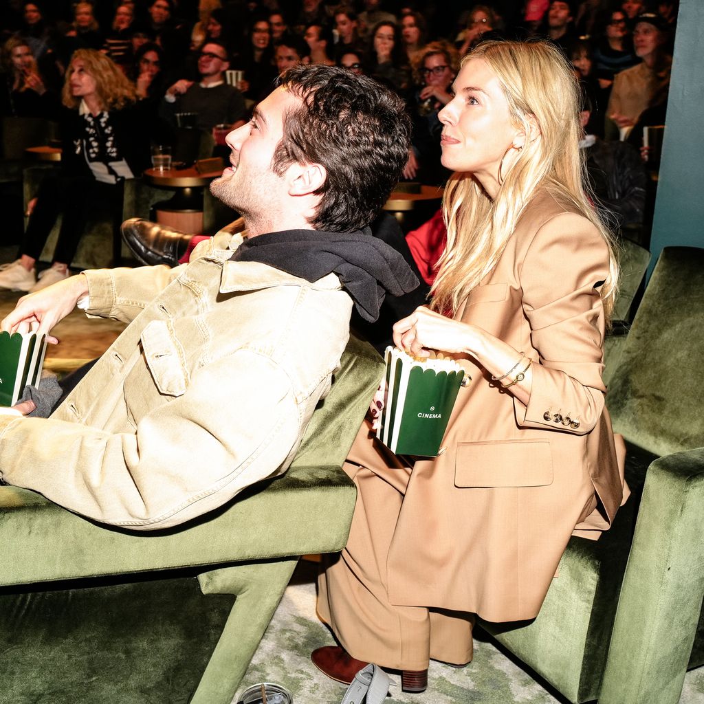 Sienna Miller und Oli Green lächeln auf Date, New York, November 2024