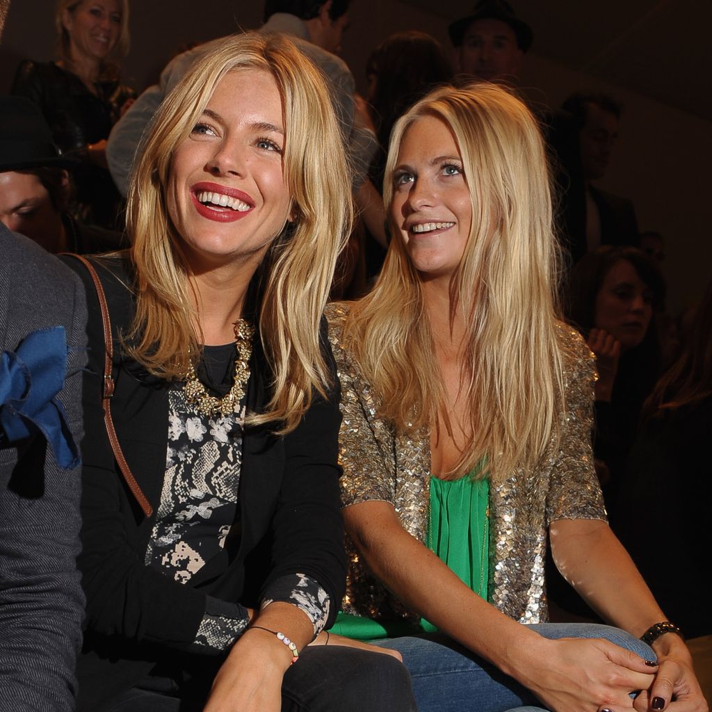 Sienna Miller und Schwester Savannah 2010 während der London Fashion Week