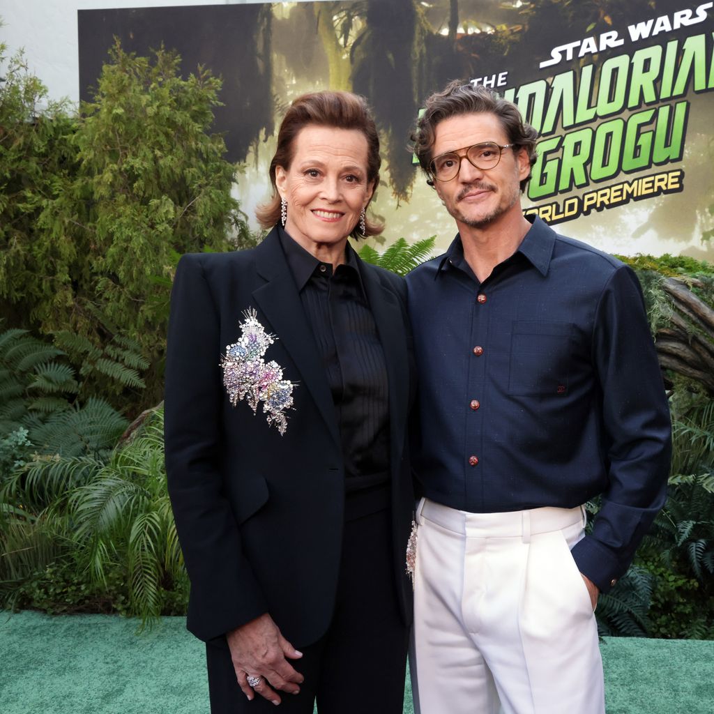 Sigourney Weaver und Pedro Pascal bei der Weltpremiere von The Mandalorian and Grogu in Los Angeles am 14. Mai 2026