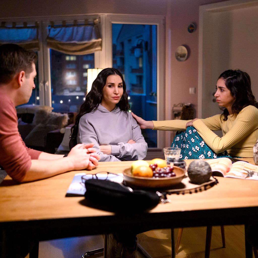 Sila Sahin am Set von "Alles was zählt"