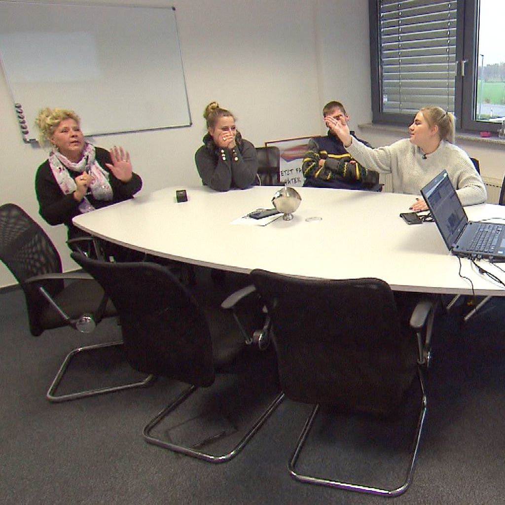 Silvia, Sarafina, Peter und Estefania Wollny in der Fahrschule