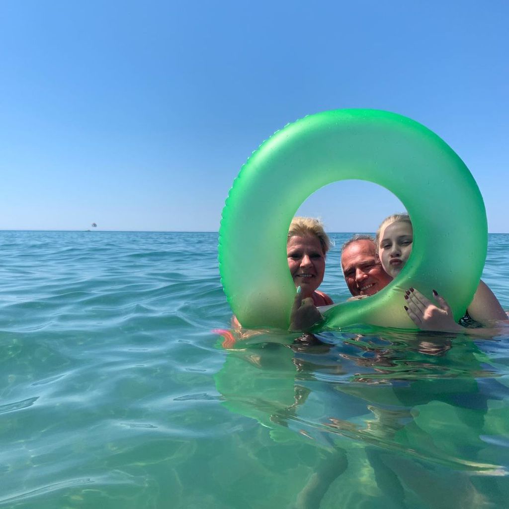 Silvia und Estefania Wollny mit Harald Elsenbast