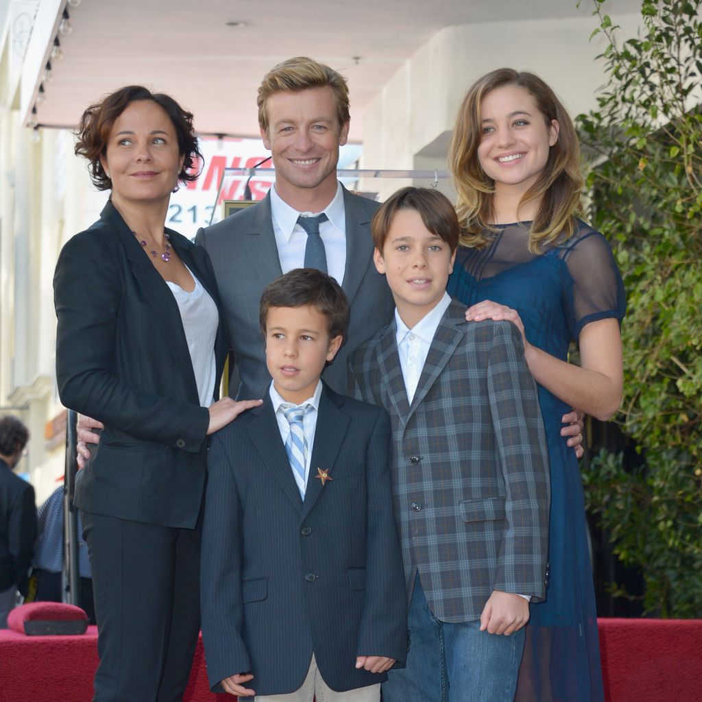 Simon Baker und Rebecca Rigg mit ihren Kindern