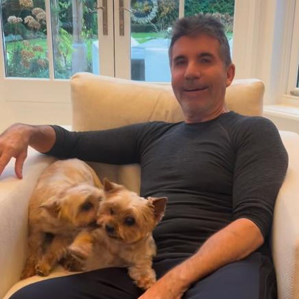 Simon Cowell sitzt in seinem Wohnzimmer
