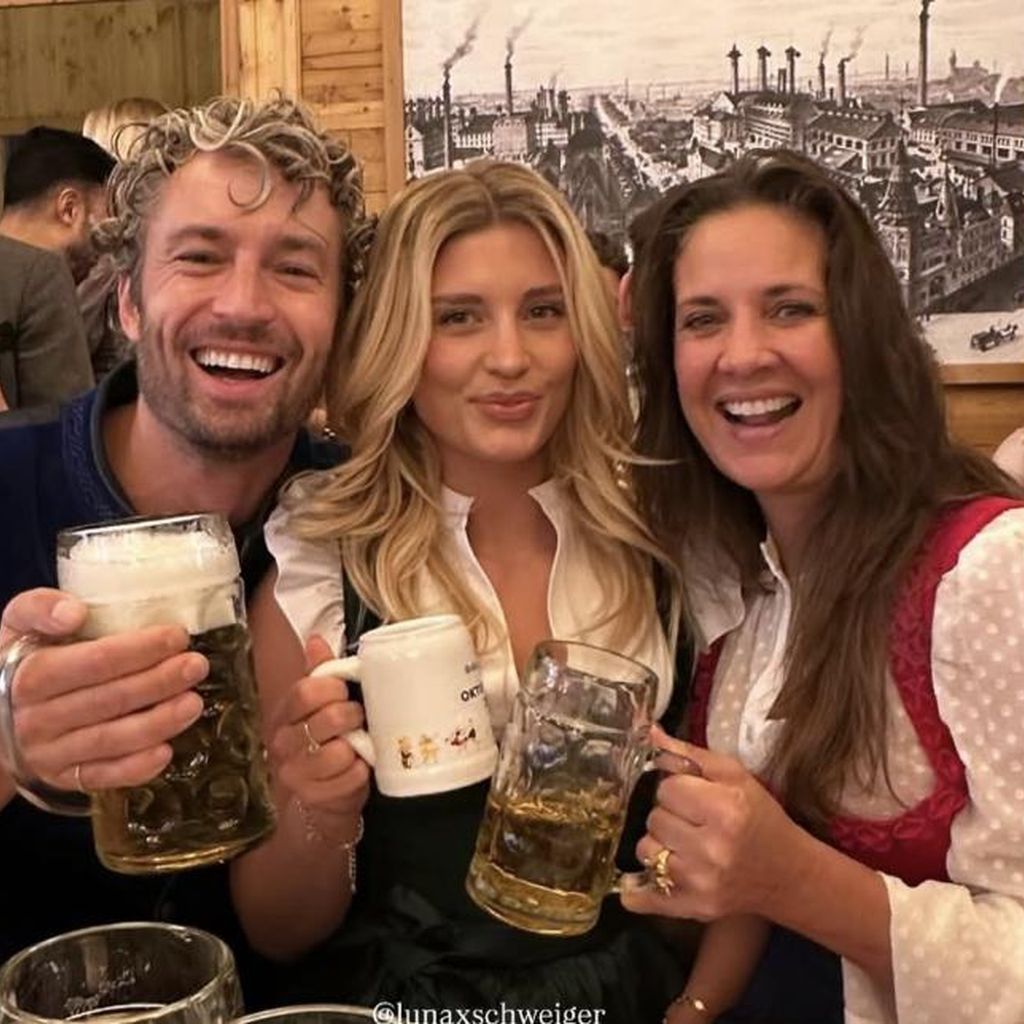 Simon Lohmeyer, Luna Schweiger und Dana Schweiger mit Bierkrügen auf dem Oktoberfest.