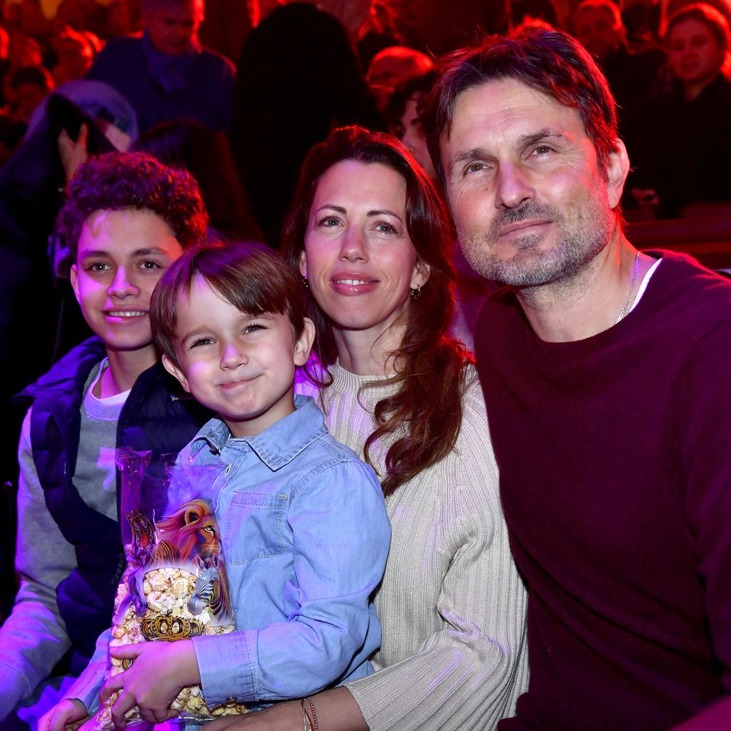 Simon Verhoeven mit seiner Ehefrau Nina-Anais und seinen Söhnen David und Jonah