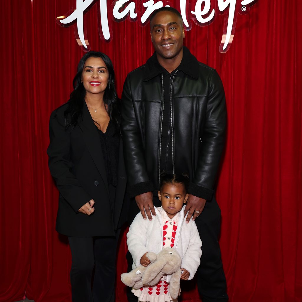 Simon Webbe mit seiner Frau Ayshen Webbe und seiner Tochter im November 2023