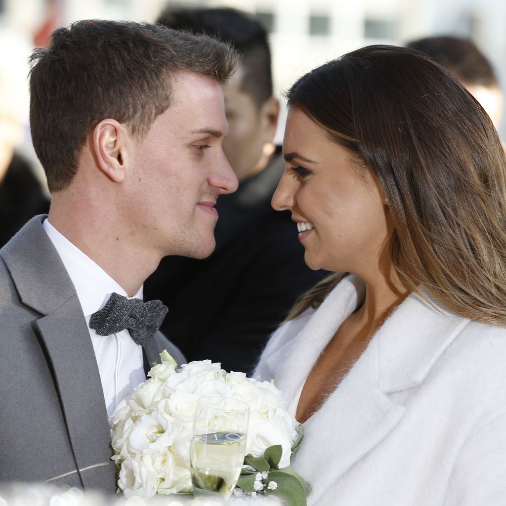 Fußballer Simon Zoller und Moderatorin Laura Wontorra an ihrer standesamtlichen Hochzeit