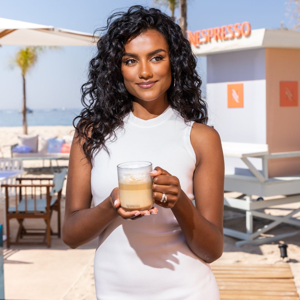 Simone Ashley als Model für die Nespresso-Kampagne 2023