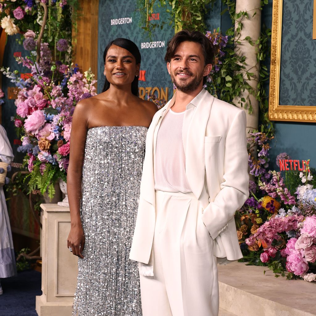Simone Ashley und Jonathan Bailey bei der Premiere von "Bridgerton" 2024