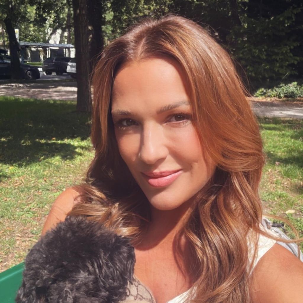 Simone Ballack mit ihrem Hund Olaf, Juli 2025