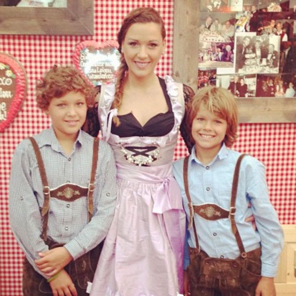 Simone Ballack mit ihren Söhnen Louis (l.) und Emilio (r.)