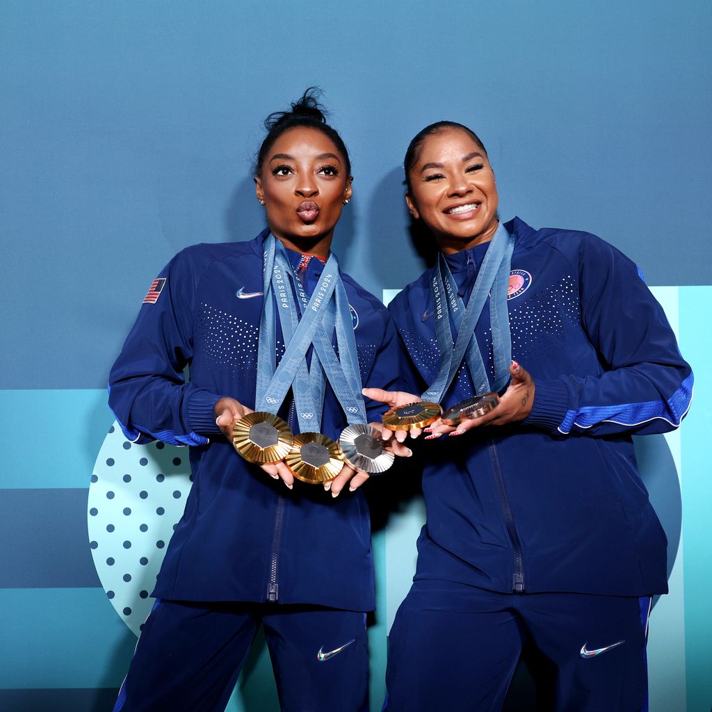 Simone Biles und Jordan Chiles mit ihren Medaillen bei den Olympischen Spielen 2024 in Paris