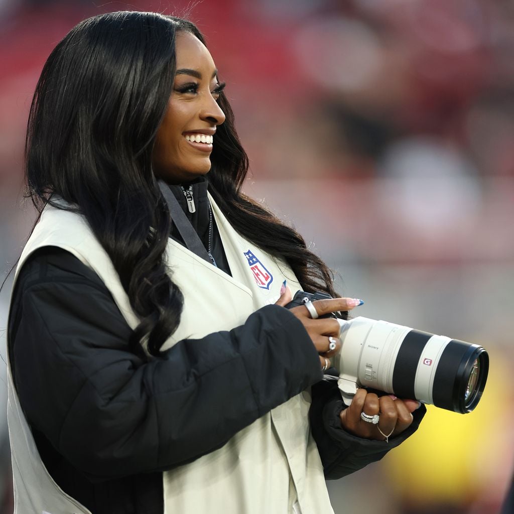Simone Biles am Spielfeldrand vor dem Spiel der San Francisco 49ers gegen die Chicago Bears in Santa Clara