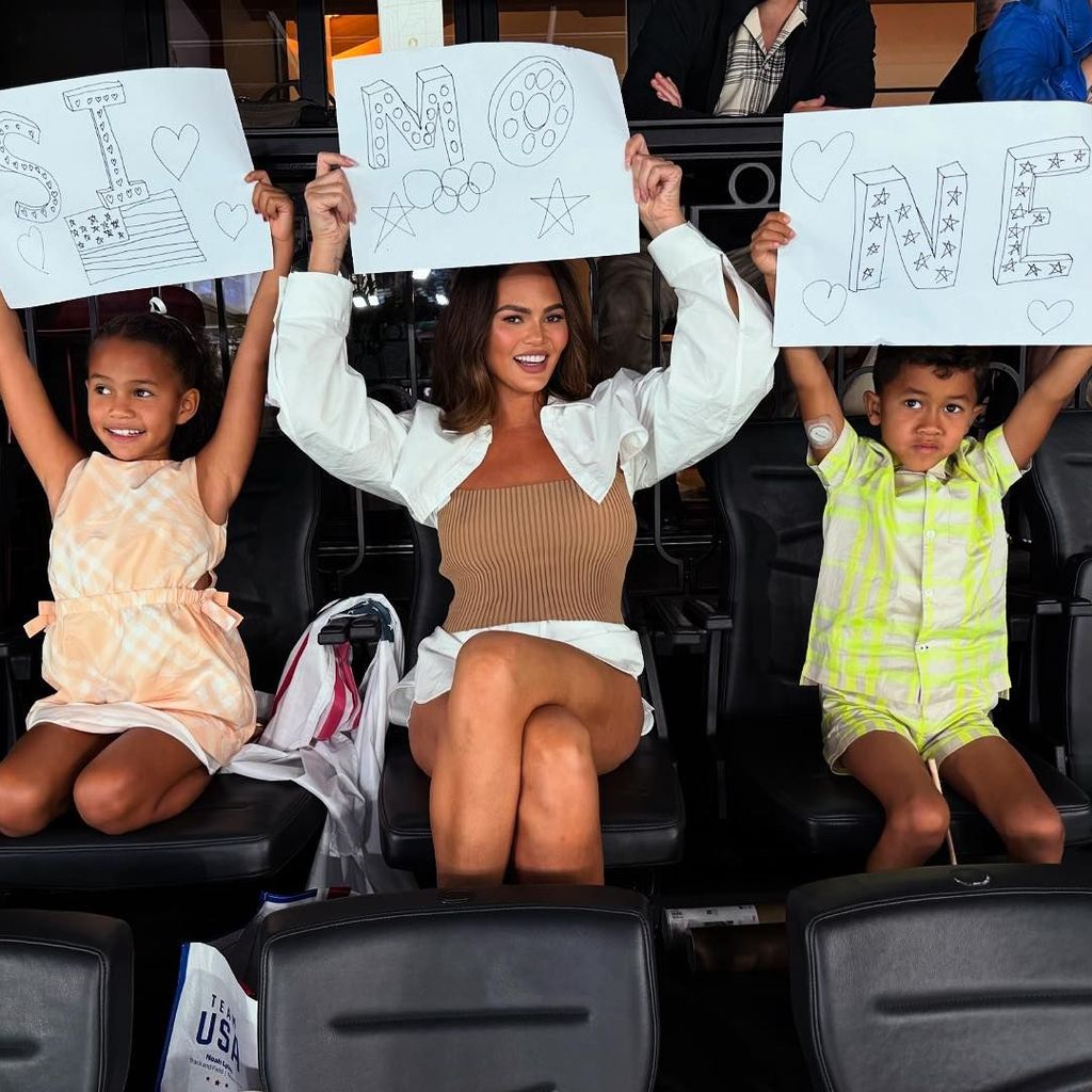 Chrissy Teigen mit ihrer Tochter Luna und ihrem Sohn Miles bei Olympia 2024
