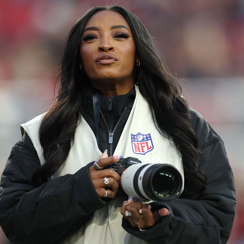 Simone Biles fotografiert am Spielfeldrand beim Spiel der 49ers gegen die Bears, Dezember 2025