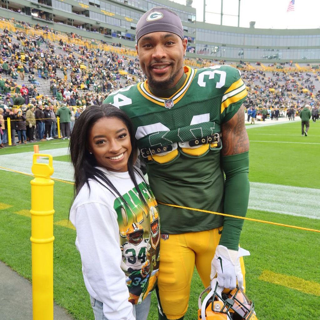 Simone Biles mit ihrem Mann Jonathan Owens im November 2023
