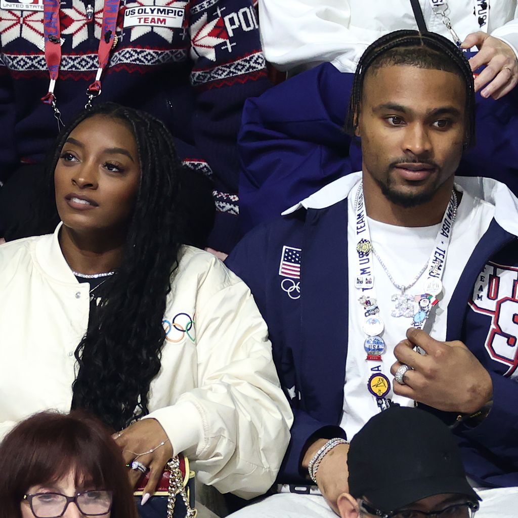 Simone Biles und Jonathan Owens beim Herren-Eiskunstlaufen bei den Winterspielen Milano Cortina 2026