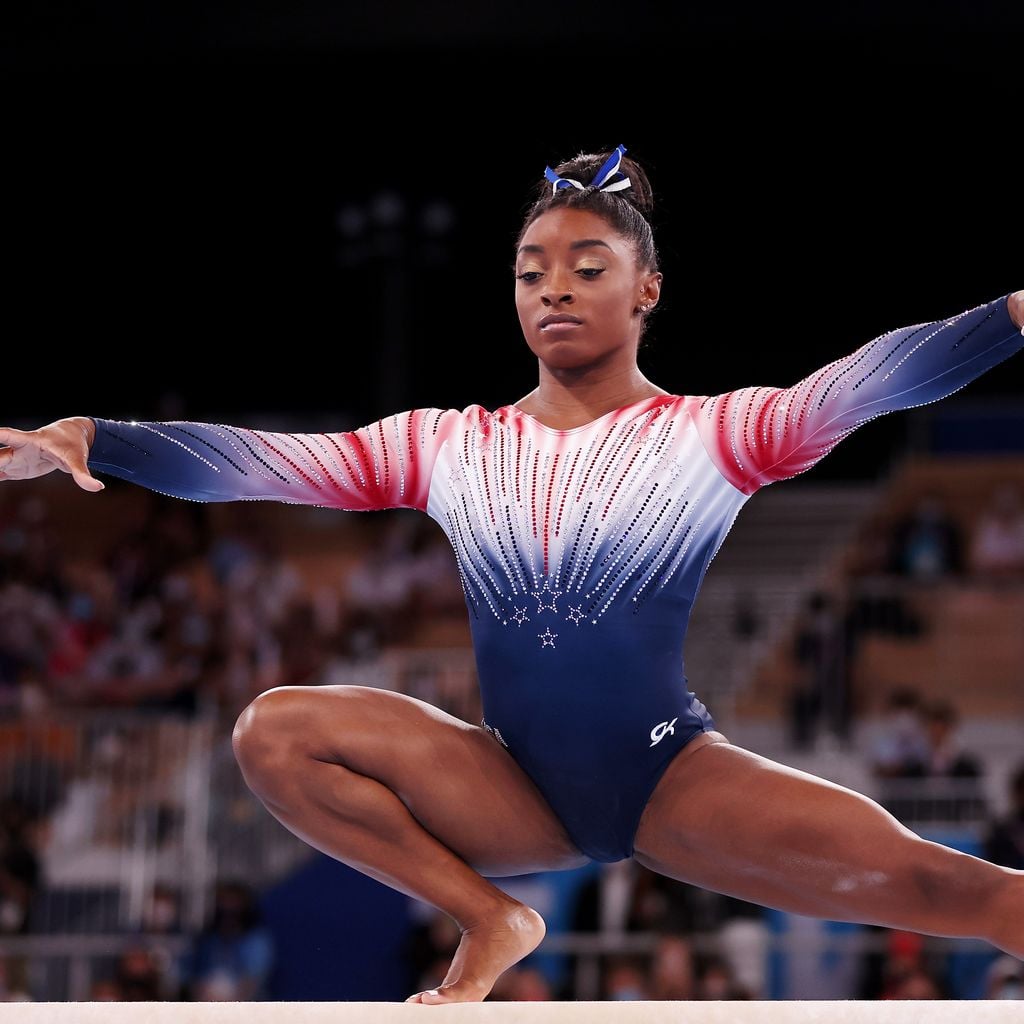 Simone Biles turnt im Finale am Schwebebalken bei den Olympischen Spielen in Tokio 2020 im Jahr 2021