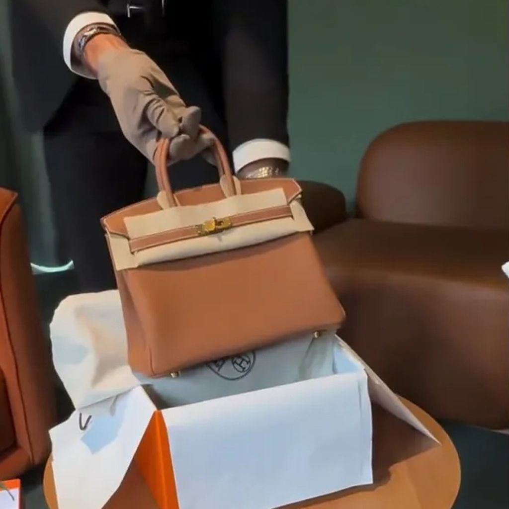 Simone Biles zeigt ihre neue Handtasche
