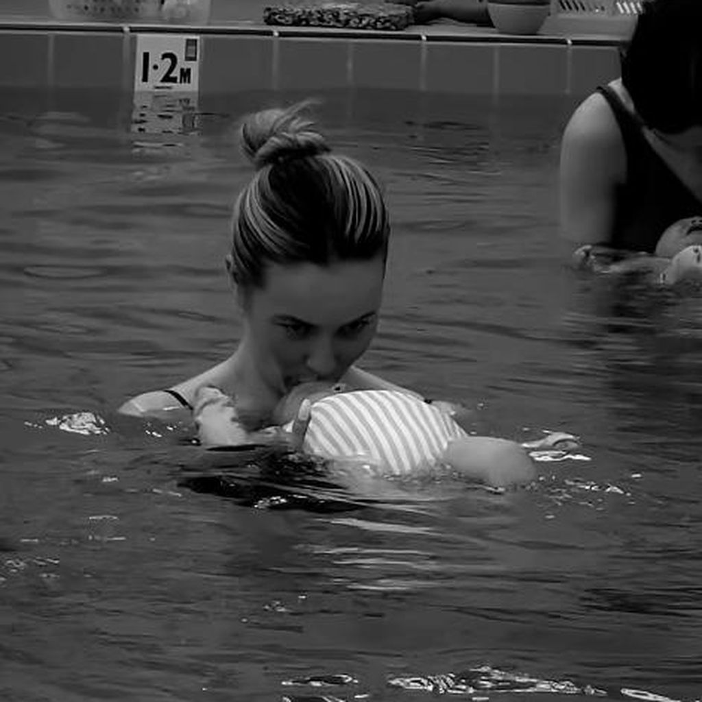 Simone Holtznagel und ihre Tochter Gia beim Schwimmunterricht