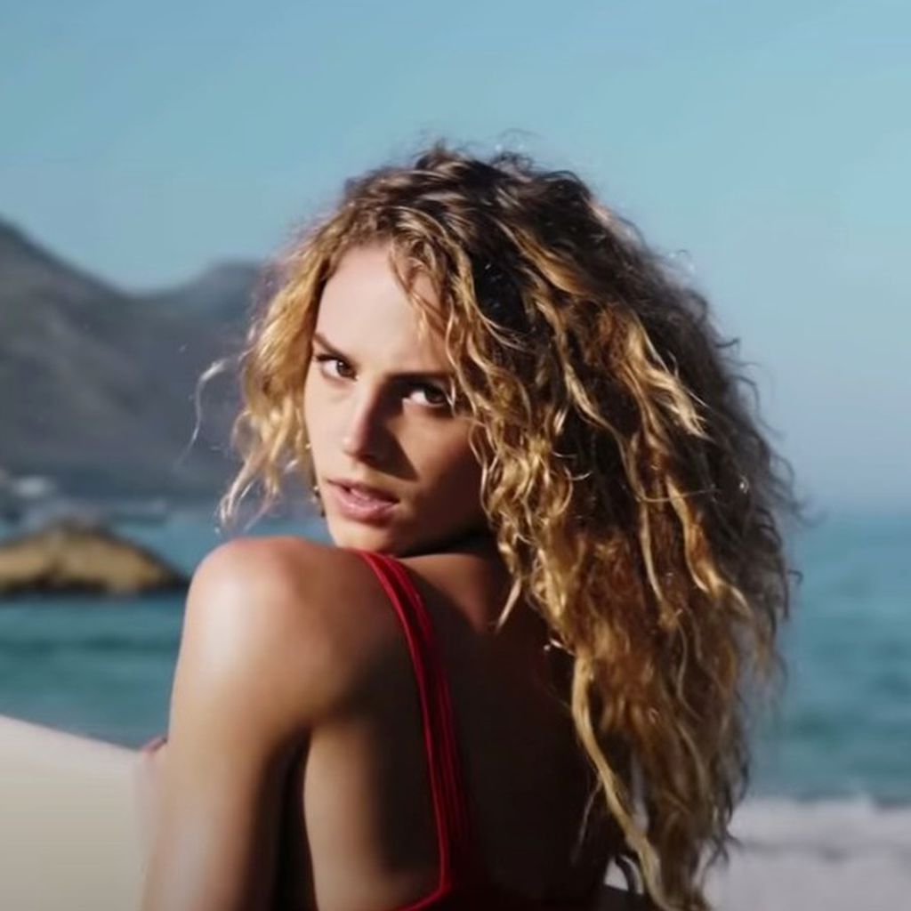 Simone Kowalski im Musikvideo zu "Easy Breezy" von Prince Damien