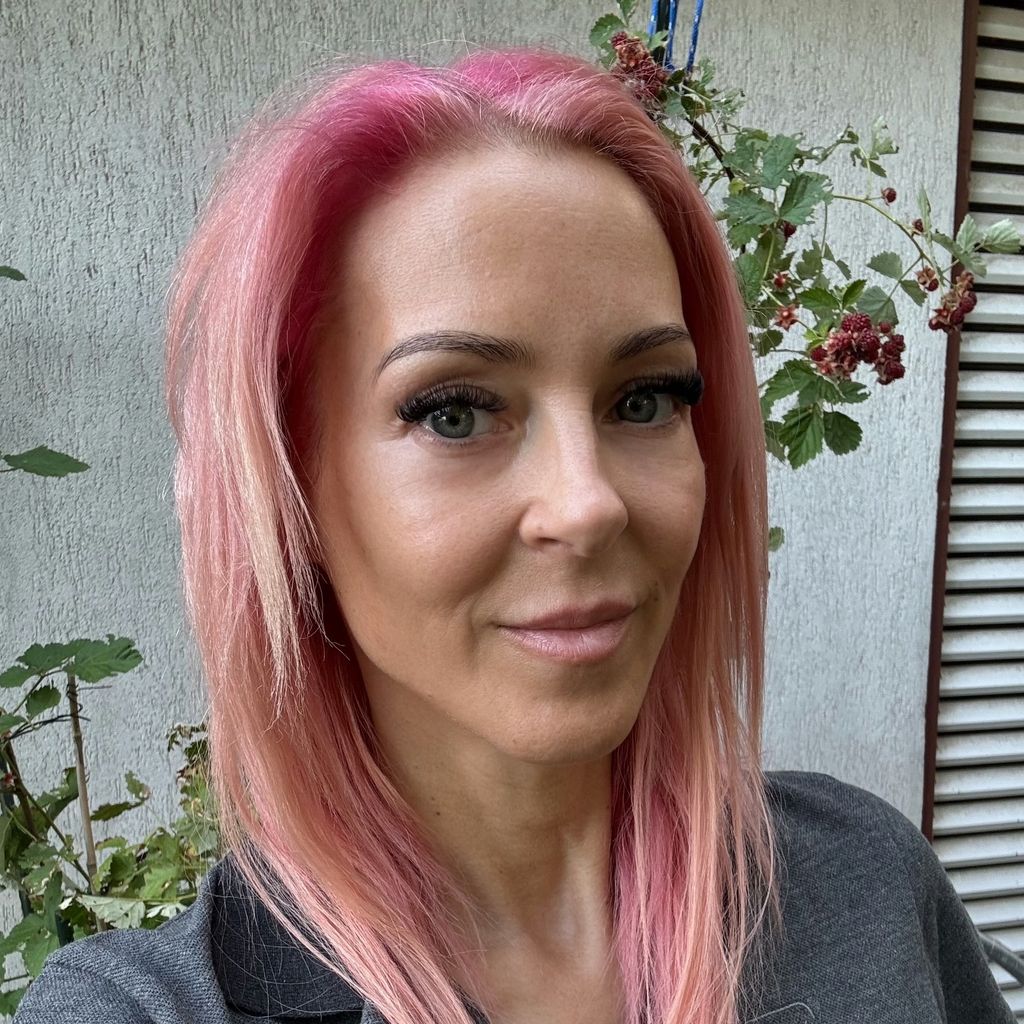 Simone Lugner zeigt das Ergebnis nach ihrem Vampir-Lifting