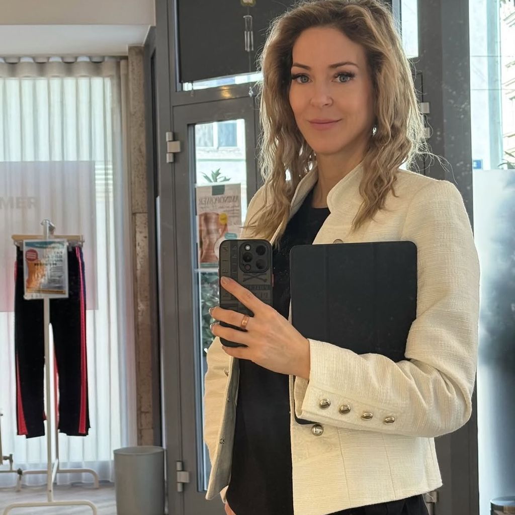 Simone Lugner macht ein Selfie, Mai 2026