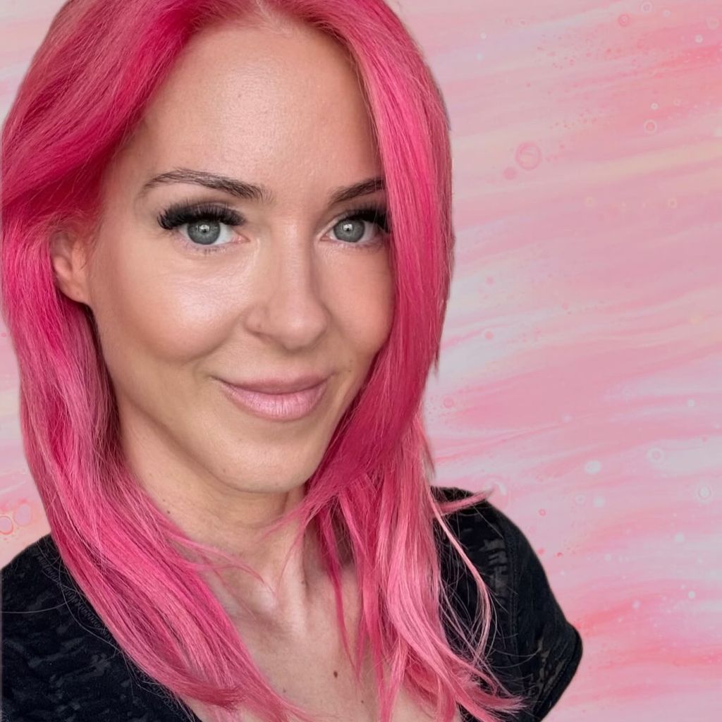 Simone Lugner mit pinken Haaren, Juli 2026
