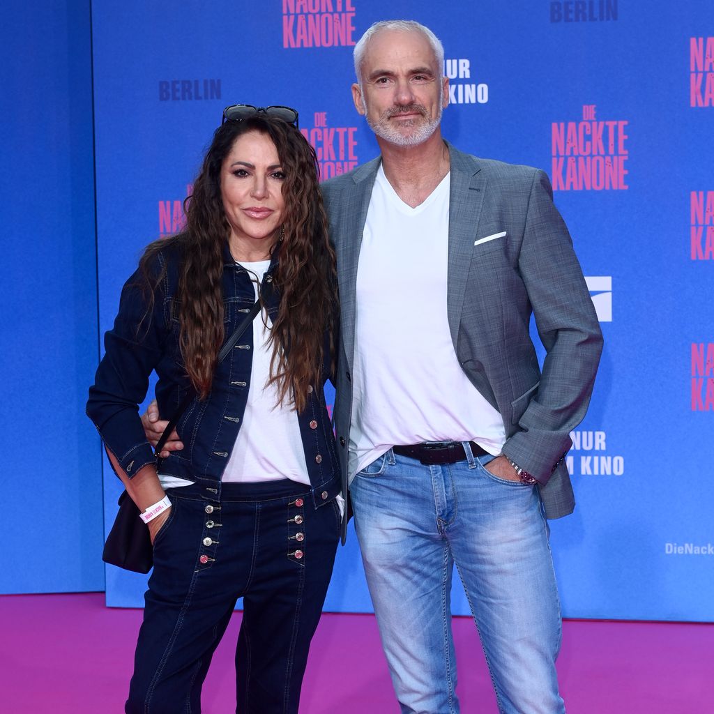 Schauspielerin Simone Thomalla und ihr Freund René posieren, Juli 2025