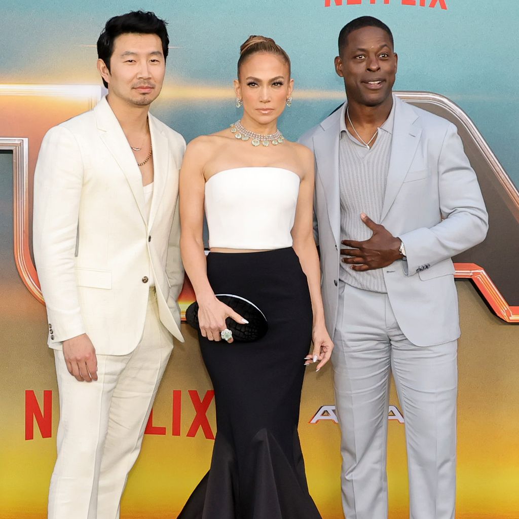 Simu Liu, Jennifer Lopez und Sterling K. Brown auf der Premiere zum Film "Atlas" in Los Angeles