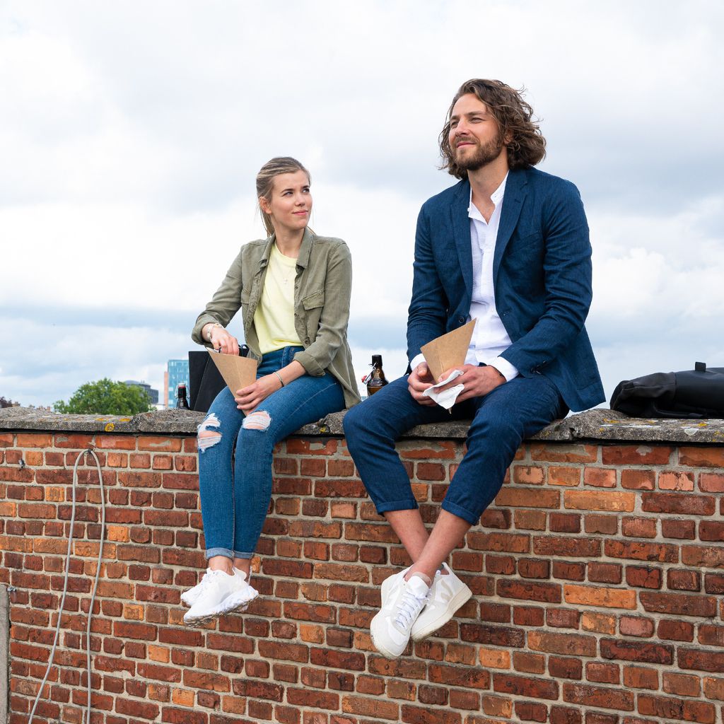 Josefin (Sina Zadra) und Alexander (Frederik Götz)