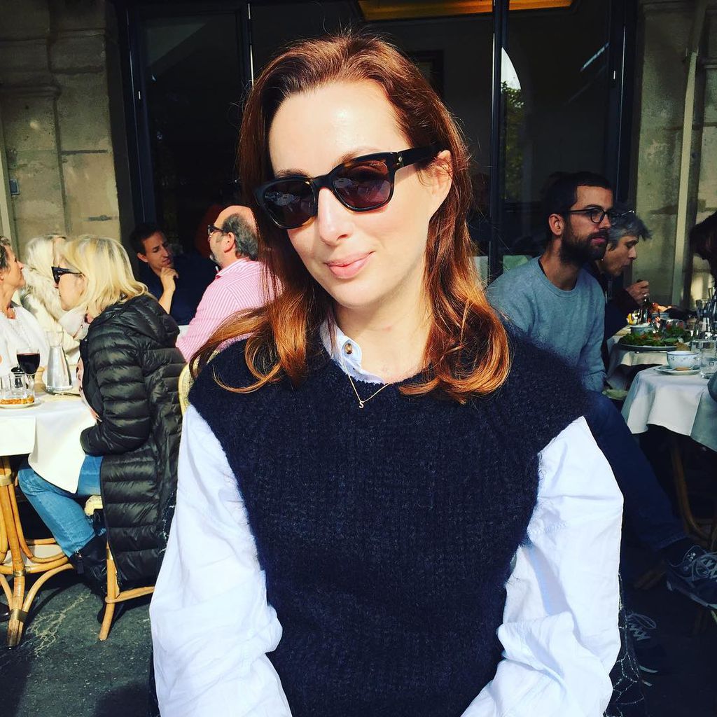 Siobhan Donaghy in einem Café