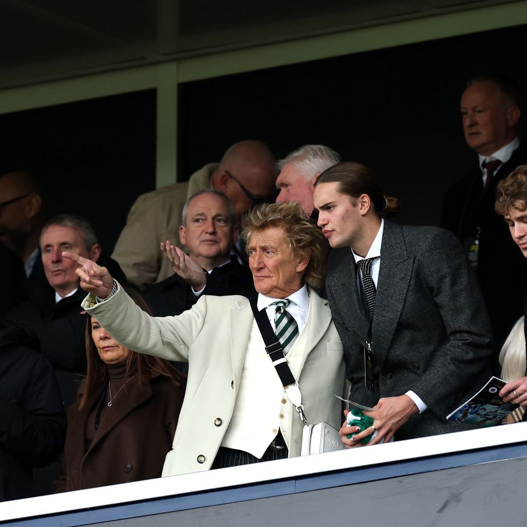Sir Rod Stewart und Alastair Wallace Stewart vor dem Premier Sports Cup Halbfinale zwischen Celtic und Rangers in Hampden Park, 2025