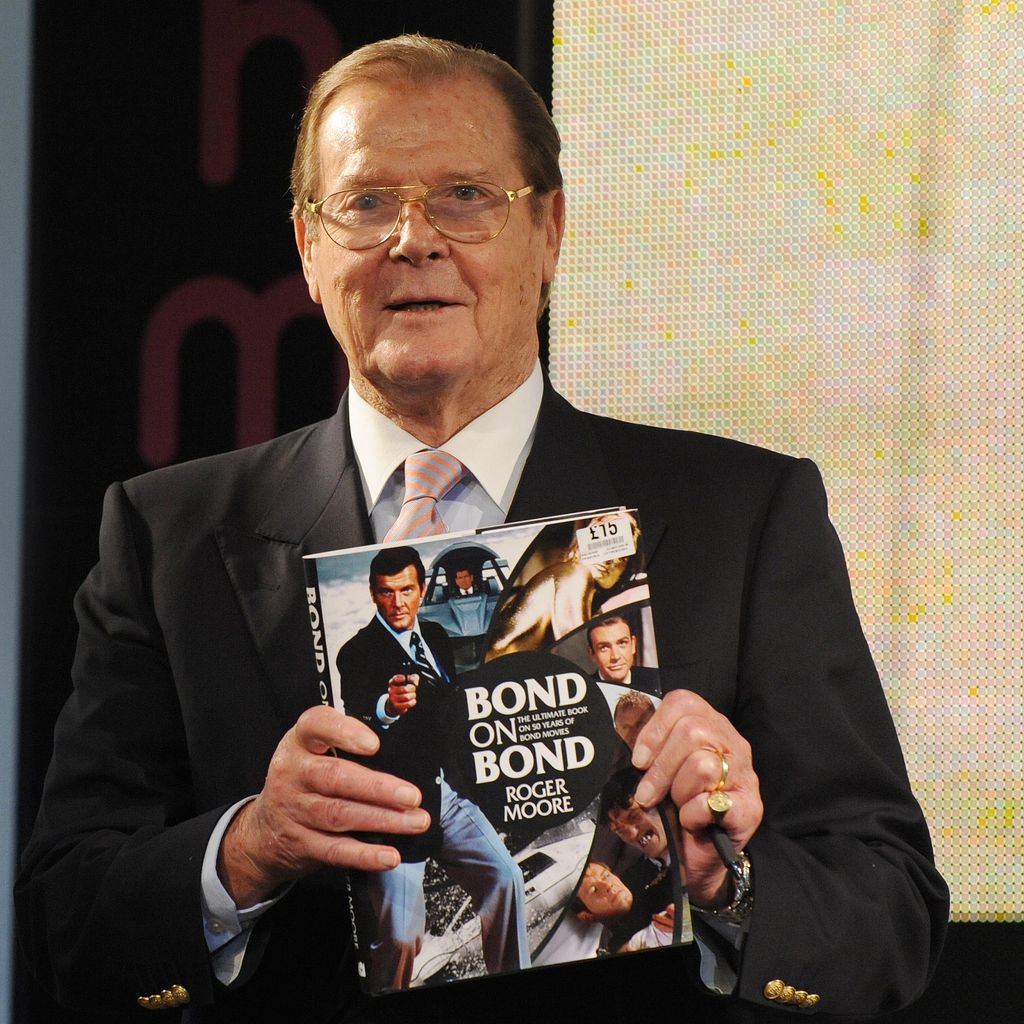 Sir Roger Moore bei der Signierstunde seiner Memoiren "Bond on Bond" in London, Oktober 2012