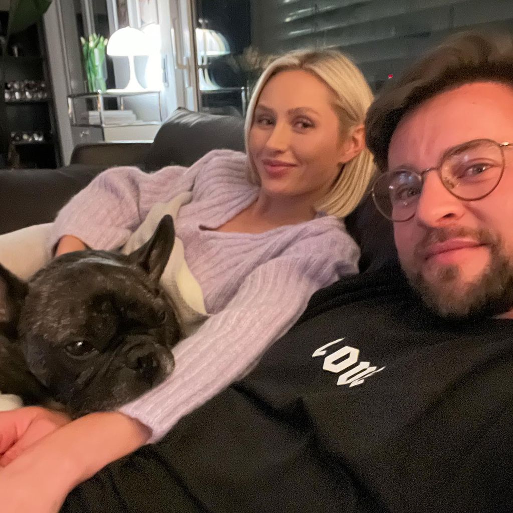 Die Sommerhaus-Stars Sissi Hofbauer und Ben Melzer mit ihrem Hund Paco
