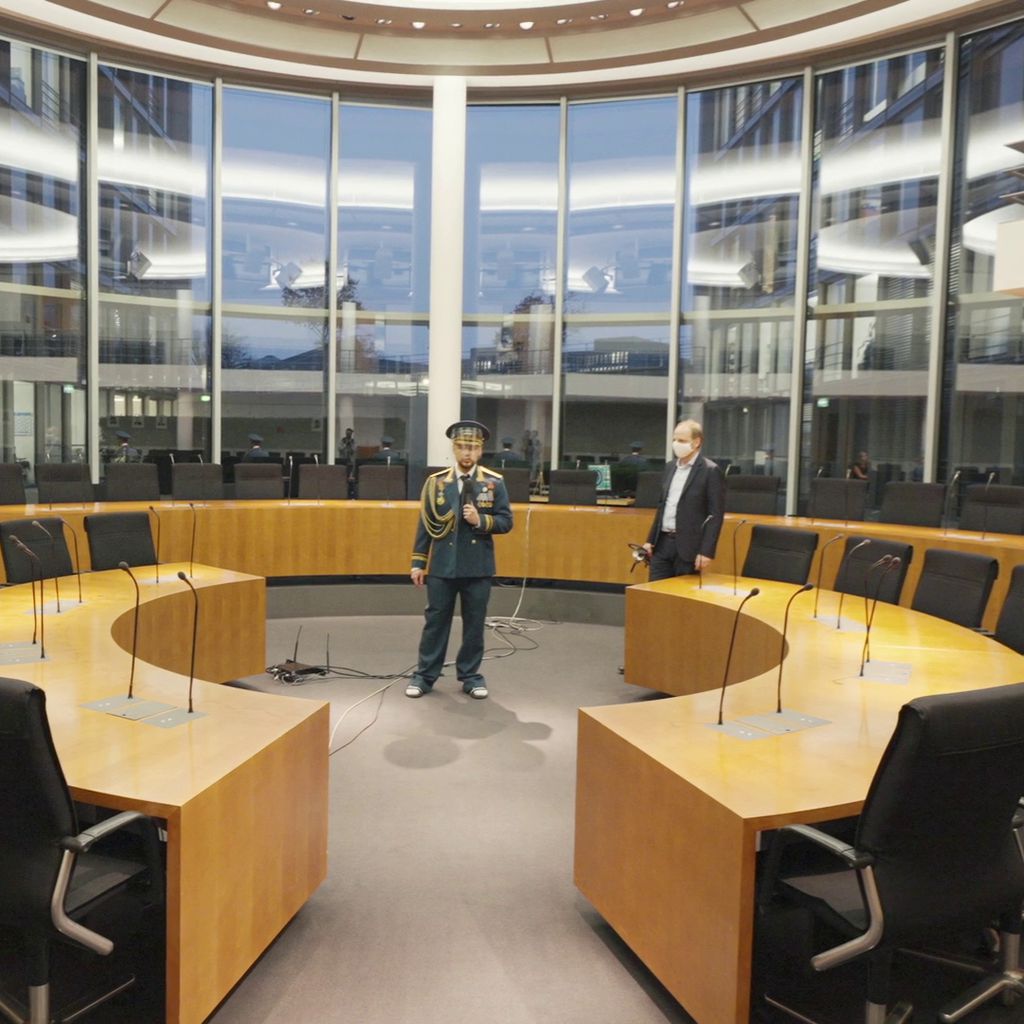 Slavik Junge mit Politiker Thomas Heilmann im Bundestag